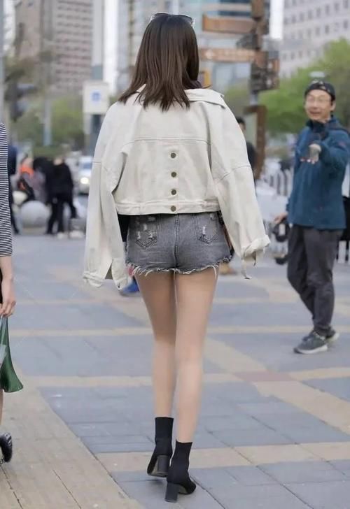 还想啥呢牛仔裤才是“扛把子”，一年四季带你体验别样之美