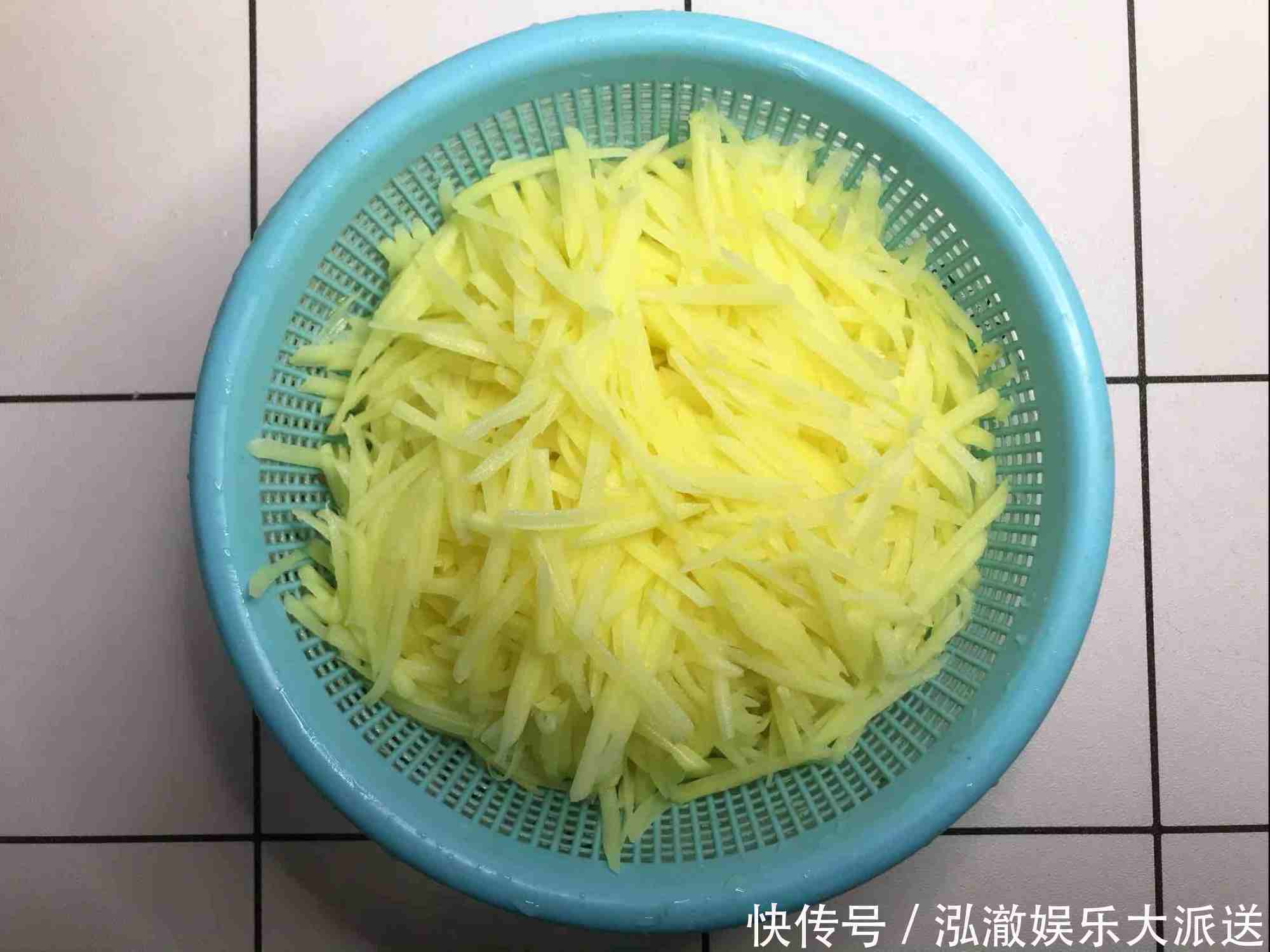 黄皮土豆|大厨教你炒土豆丝，学会这1个小技巧，做的比饭店的还香！