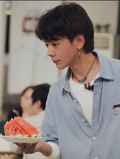 男孩儿|《中餐厅》丁真做菜洗碗姿势,又纯又认真的原生态男孩,你爱了吗