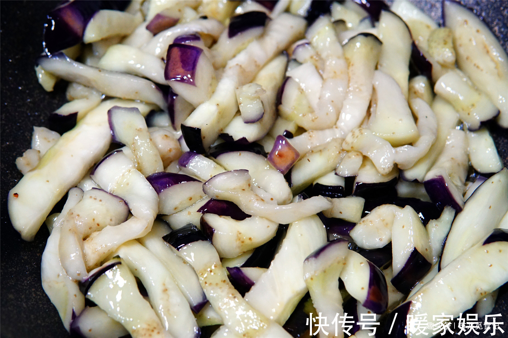 茄子直接炒大错特错,太费油了,多加一步,不变色还省油!