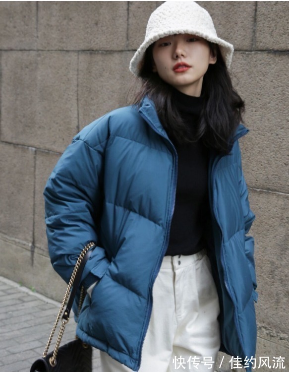 小姐姐 今年流行“羽绒服+小白裤”,保暖舒适又清爽,日常百搭不挑人