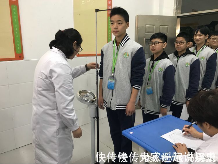 特征|有种个头叫“晚发育”,有这些特征爸妈别担心,只是发育晚而已