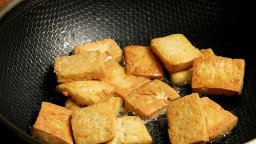 白菜炖豆腐怎样做才好吃？大厨教你3个小窍门，出锅连汤汁都不剩