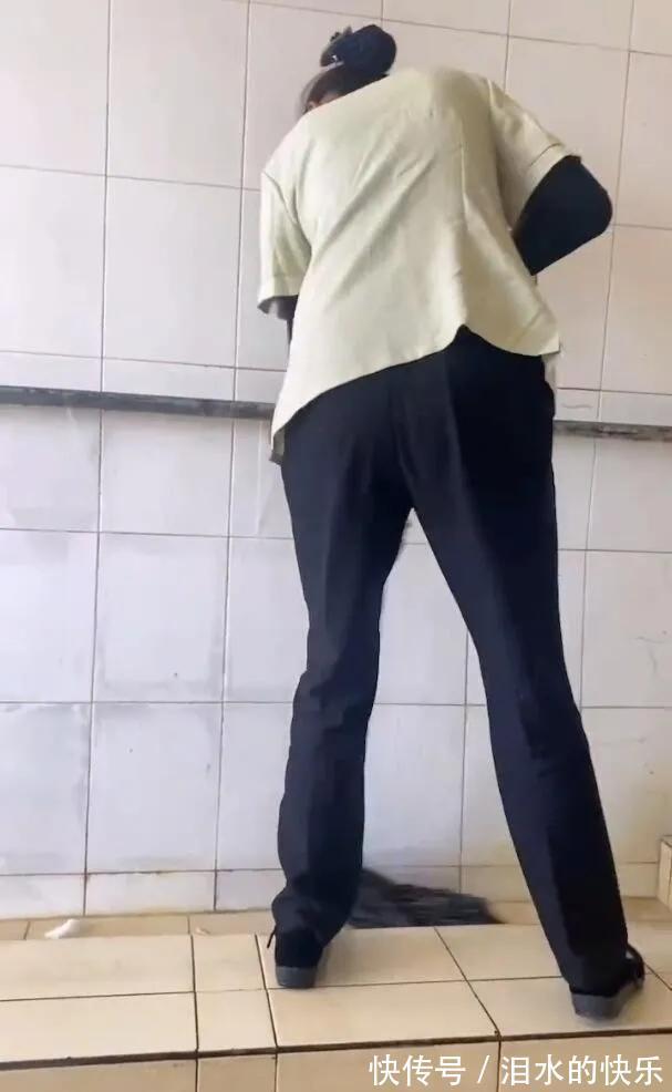 |今日笑话:下雨天出门的狗狗