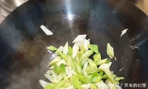 葱爆牛肉怎么做?大厨教你一招,葱香四溢牛肉滑嫩入味