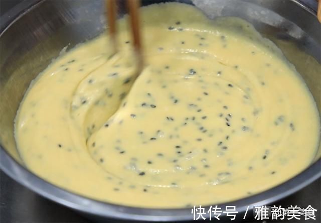 鸡蛋卷最简单的做法，4个鸡蛋，1碗面粉，一摊一卷，快速成形