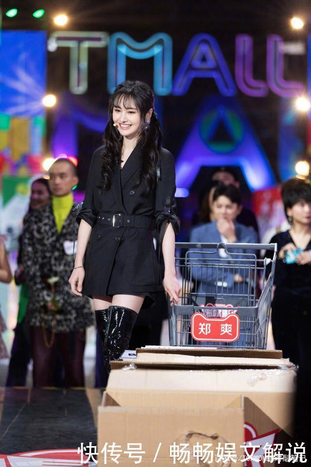 俏皮波浪卷配淡蓝百褶裙,认真营业的爽妹子,太可人了!