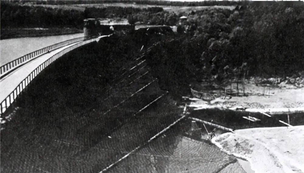 飞行员|133名飞行员冒死冲向大坝，亿吨洪水喷涌而出，千人睡梦中离世