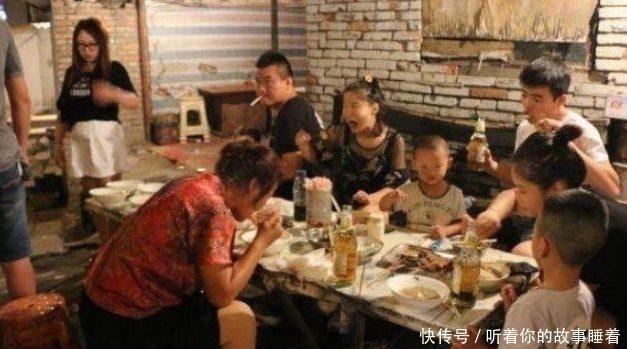 太火了!火车站旁边卖方便面,年入百万,吃的人络绎不绝!