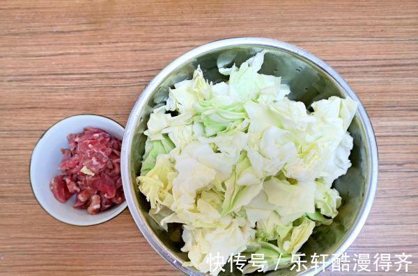 没胃口,教你一道超级下饭的菜,剁椒圆白菜,清爽开胃,能吃两碗