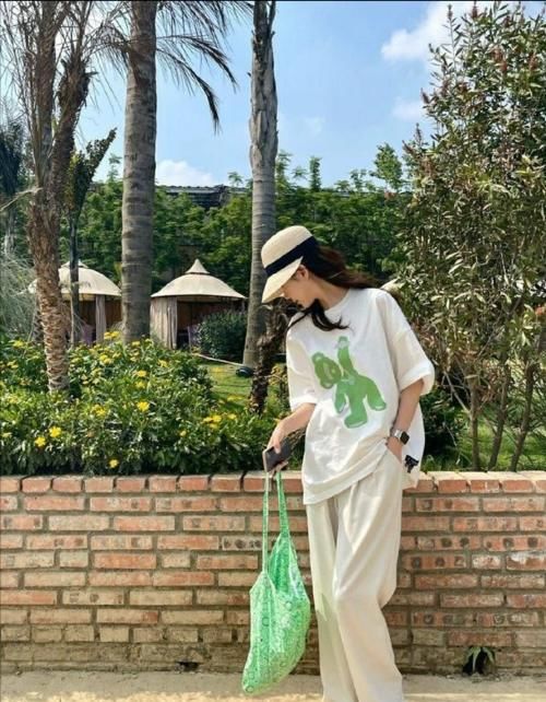 搭配|微胖的女人穿T恤,牢记“3原则2思路”,才不会显臃肿还没品味