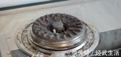 家家户户|在灶台上放几张纸巾,作用真强大,解决家家户户困扰的烦恼,实用