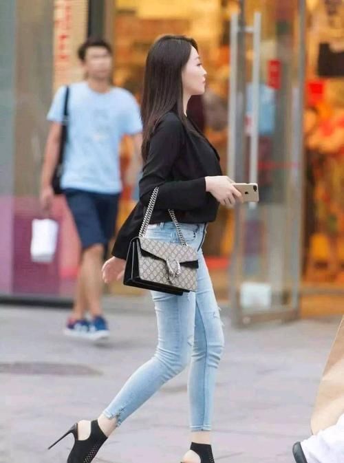 街拍身穿紧身牛仔裤的小姐姐,回眸的一刹那,真是太美了
