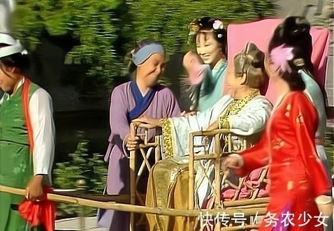 元春$薛寶釵叫鳳丫頭,本想一舉多得,沒想到尷尬了,看鳳姐和賈母反應