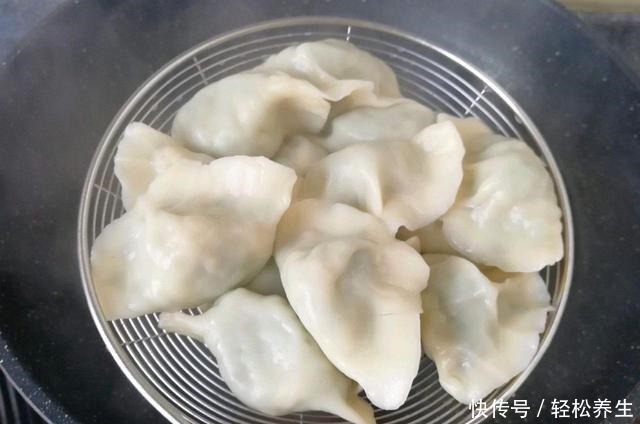 韭菜鸡蛋饺子这样做才好吃，多加这一步比肉都香，天天吃都不够