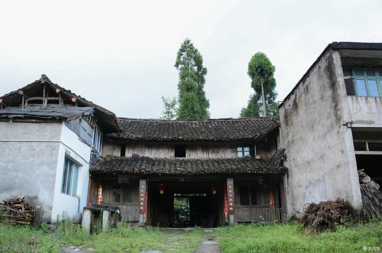 老年|小镇蒙蒙烟雨，小桥流水，断桥残雪~青山点点，古道悠悠