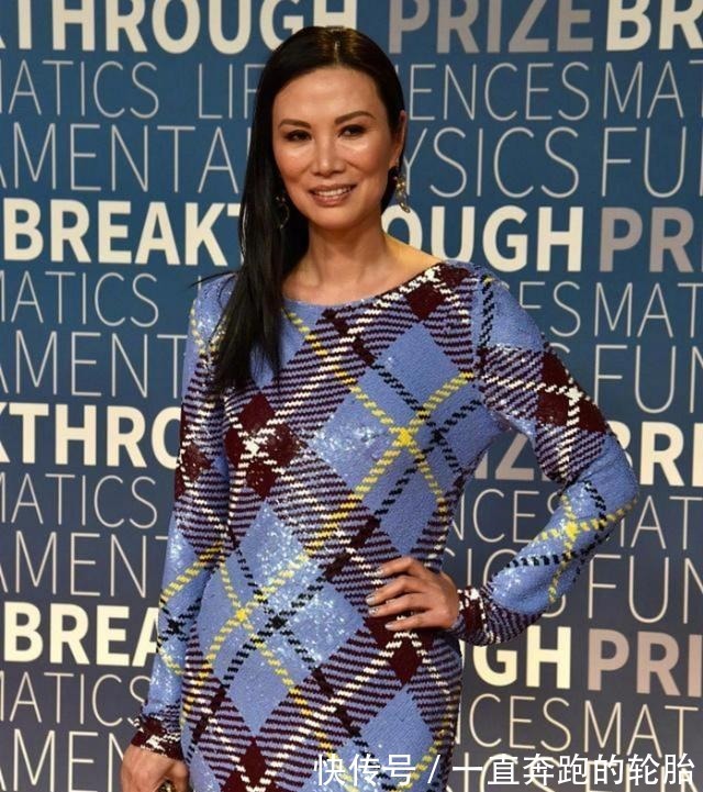 露背礼服 邓文迪罕见换发型,烫微卷发好显年轻,配“露背礼服”哪像52岁