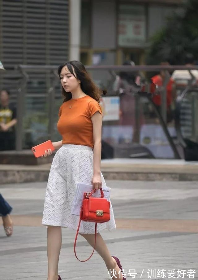 清新 橙色裙子搭配白色半身裙,清新自然,高贵优雅!