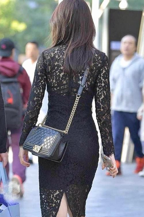 蕾丝 身穿蕾丝连衣裙的小姐姐,搭配显女人的S型身材!