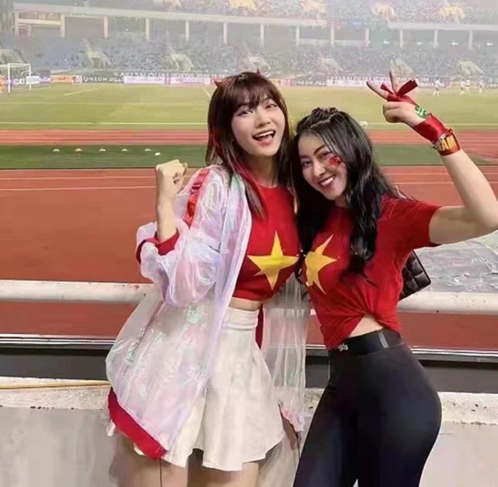 越南男足|争奇斗艳!越南女球迷助阵球队3比1国足,赛后尽情拍照庆祝
