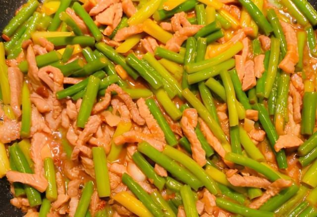 春天蒜苔最鲜嫩,简单炒一盘脆爽鲜美,3月尝鲜要抓紧,好吃