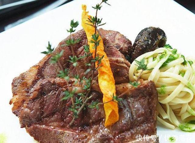 吃不饱|外国人吃一块牛排就饱了,在中国吃火锅上3盘肉,还是吃不饱