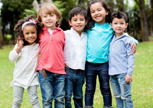 兴趣爱好|一家三口睡觉走红:爸妈装疯卖傻,好一对“戏精”,宝宝一脸茫然