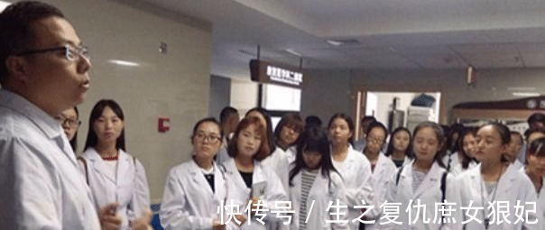 老师|中医课上,老师给女大学生“把脉”,结果笑容逐渐消失