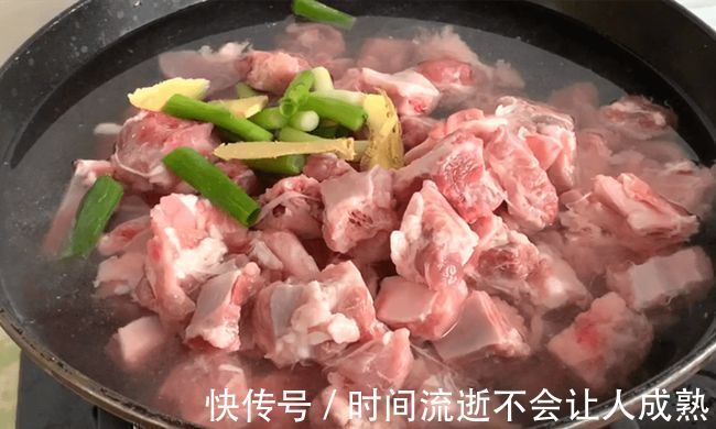 反复提醒，炖排骨时万万不要先焯水，牢记这2步，排骨鲜嫩无腥味