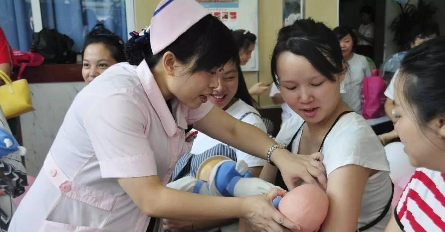 母乳喂养|宝宝喝母乳经常“躺喂”?殊不知娃深受其害,新手父母更要注意