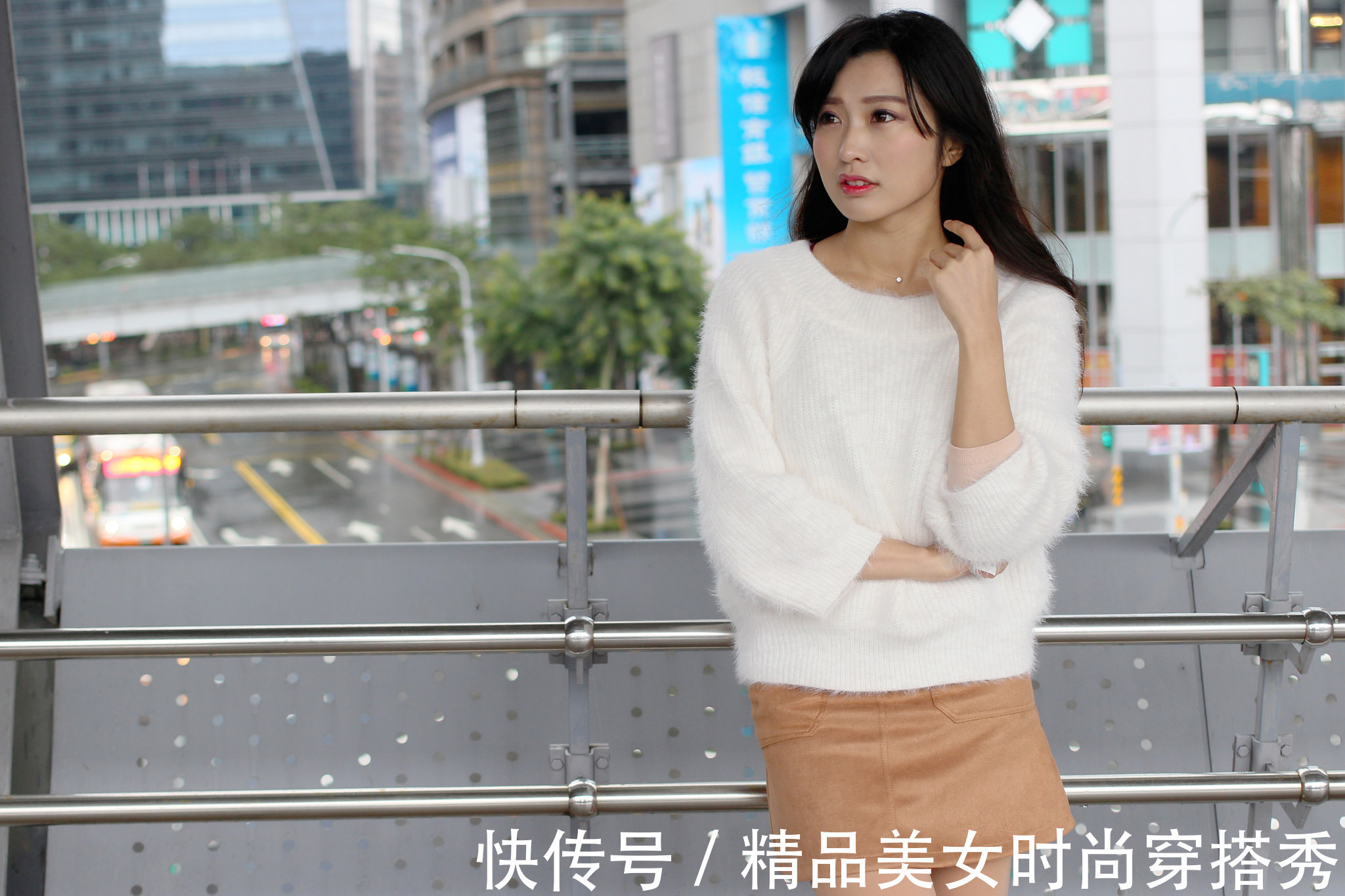 展示|美女身着米色西服短裙,搭配出精致的造型,展示出女人柔和的美