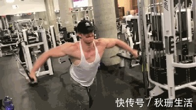 肌肉男|出生就少一块胸肌, 衣服都不敢脱, 却苦练成健美肌肉男