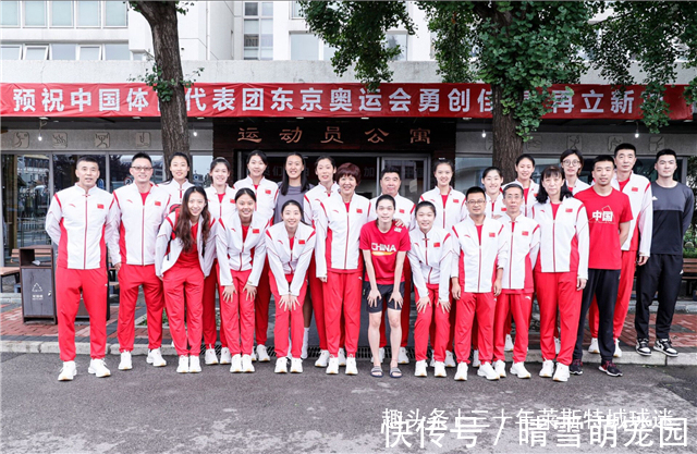 大婷|郎平为朱婷认真熨礼服:得让她漂漂亮亮出场,这代表中国体育形象