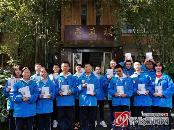  赠书|新晃：情系母校 赠书留香