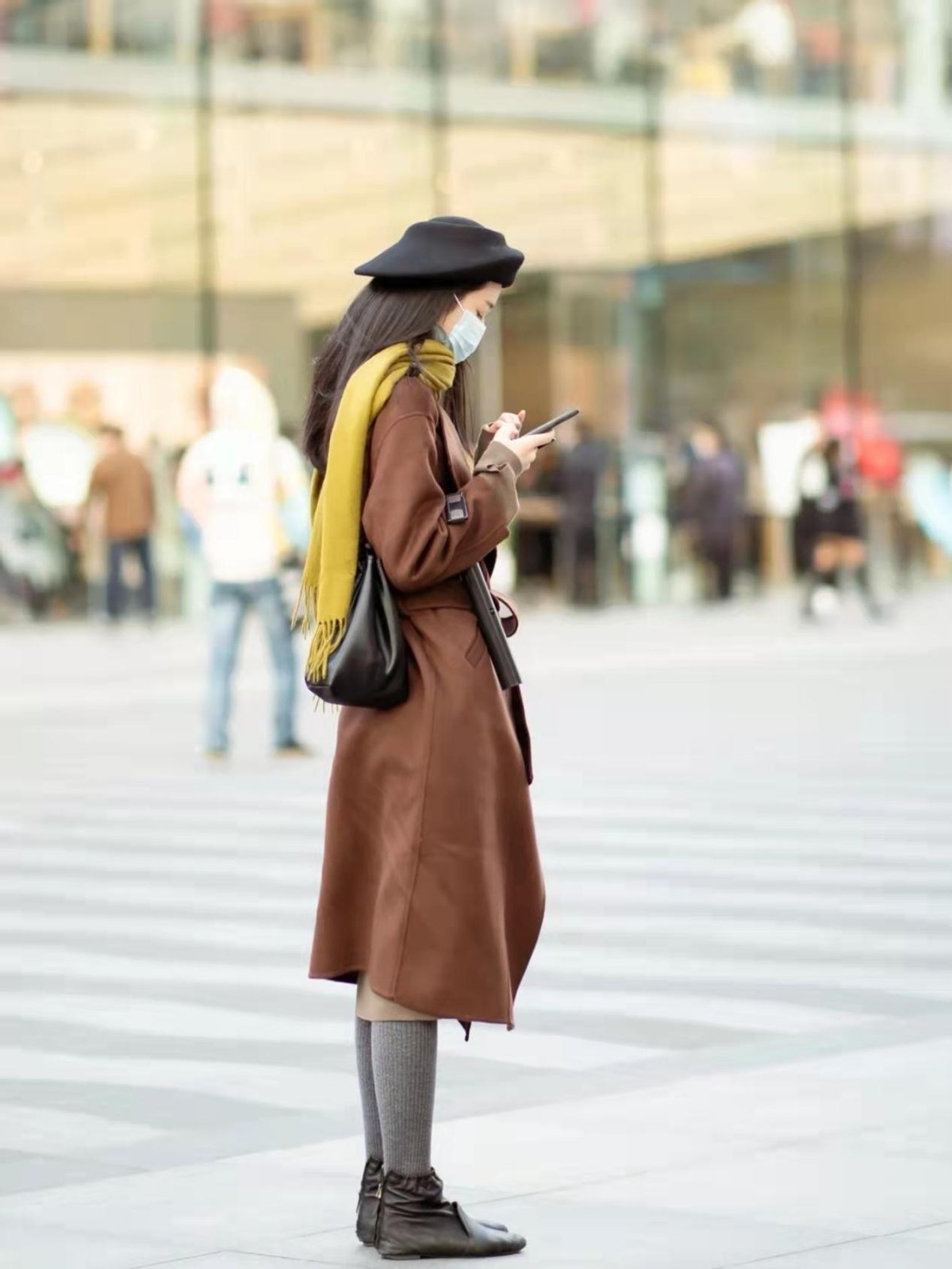 时髦|接地气的杭州路人穿搭火了,实用时髦兼具,照着穿就对了