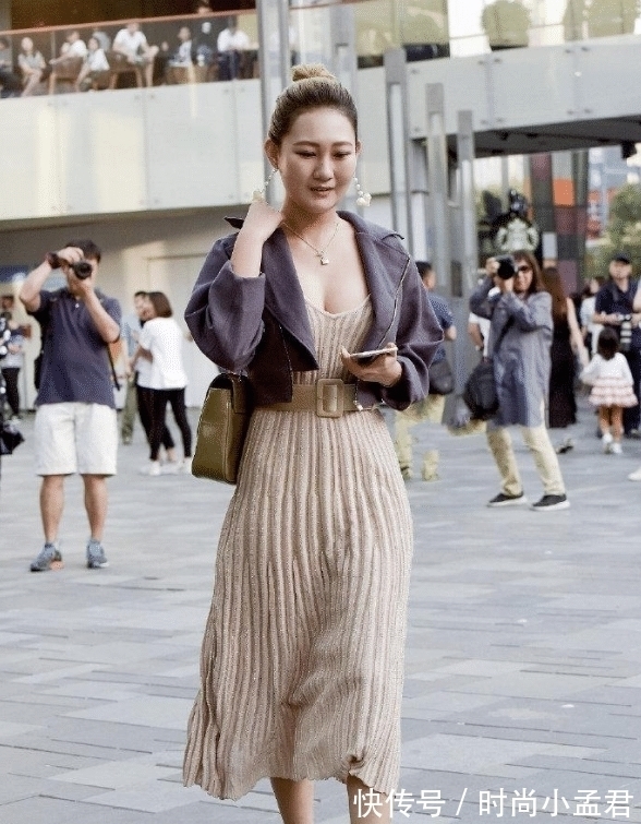 老公 嫂子嫌长裙“太单调”,用“布条”拼接起来穿,老公死活不让她出门