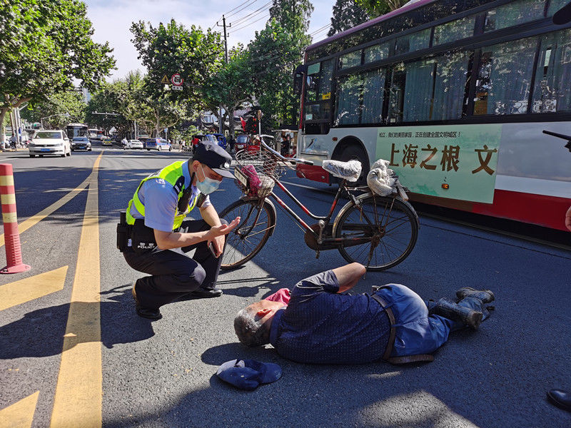 多名老人街头中暑，民警急施援手|天热大“烤”| 援手