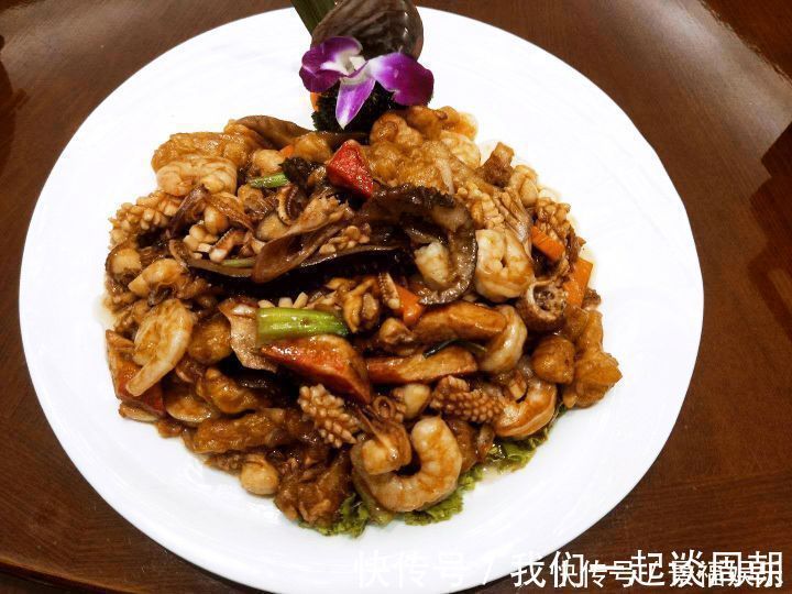 中午请老丈人一家吃饭，8个人花了1500元，老丈人太破费了