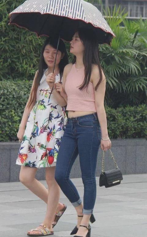 小姐姐|牛仔裤秀出成熟女人味！靓丽女生收腰提臀，尽显性感迷人范