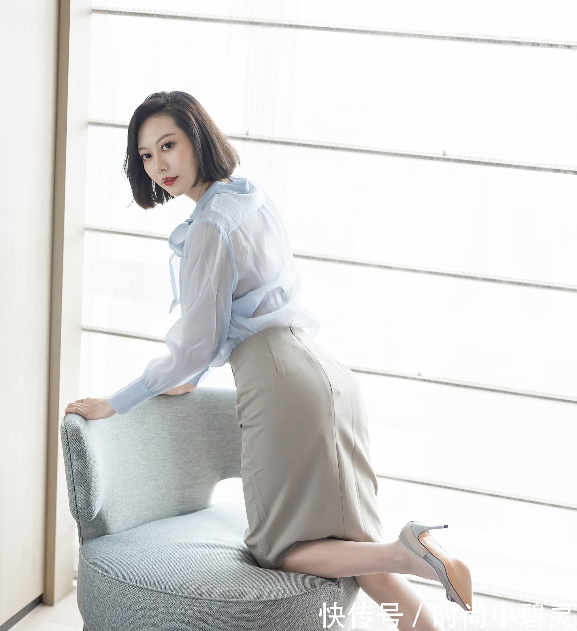 衬衫 略透的淡蓝色衬衫+半身裙搭配同样略透的高跟鞋穿出不一样的美