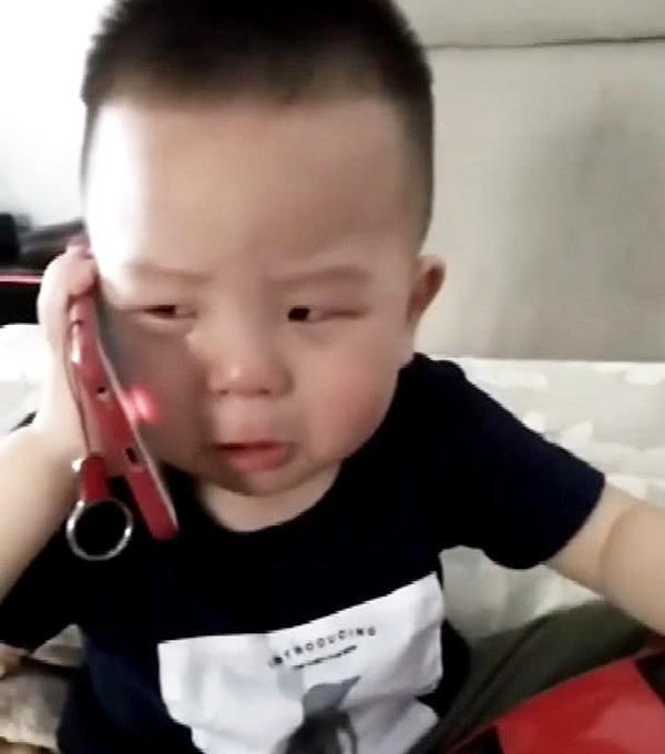 宝宝不听话妈妈打屁股,妈妈去卧室的功夫,回来看到宝宝妈妈笑喷