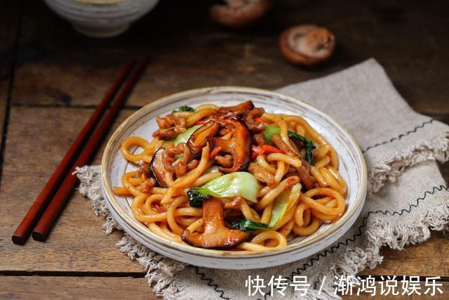 解馋|极简版炒面，杂蔬肉丝乌冬面，开胃解馋不油腻
