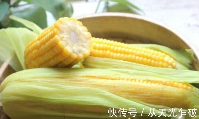 玉米冷冻前要多做2步，放1年也新鲜，煮熟后软糯香甜，营养不流失