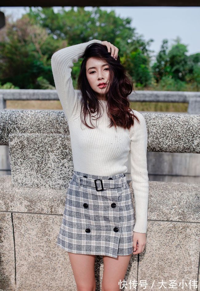 穿搭|美女穿搭:白色的针织衫,下搭一条毛呢的格子裙,简约时尚,休闲又好搭