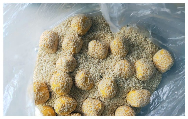 在家太无聊,做了一道空心麻团,味道酥香脆口,一家人都说好吃!