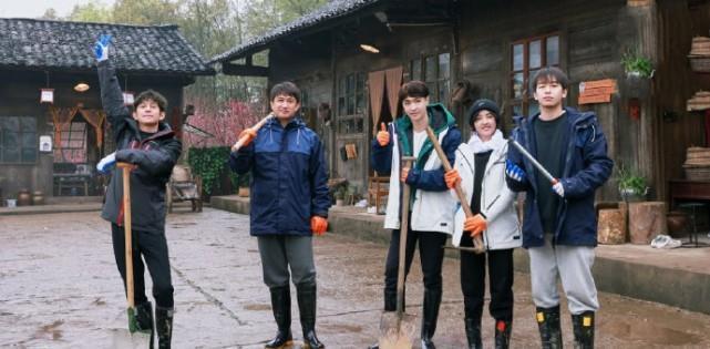 輕活|張子楓幫何炅搬行李, 腳上的鞋子成焦點(diǎn), 是不是來(lái)干活的一目了然