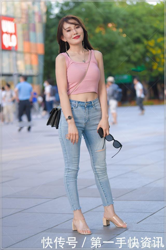 粉色吊带搭配牛仔裤，清凉舒适，少女感十足