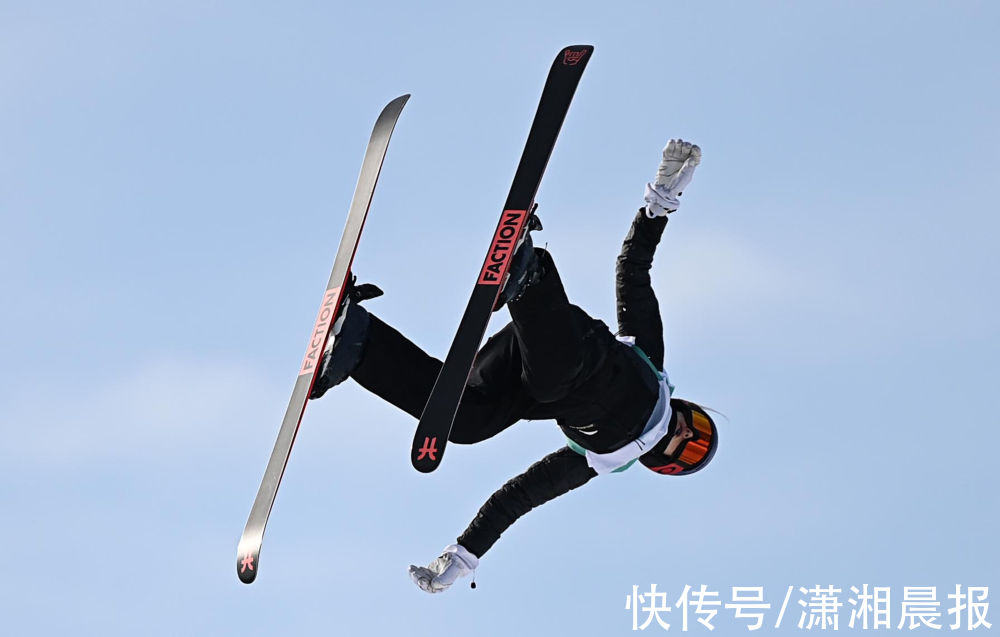 自由式滑雪|谷爱凌进行赛前训练，备战自由式滑雪大跳台项目