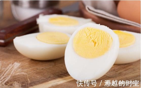 白水煮鸡蛋时,别傻傻只会用凉水激,多加“1步”,壳一碰就掉!