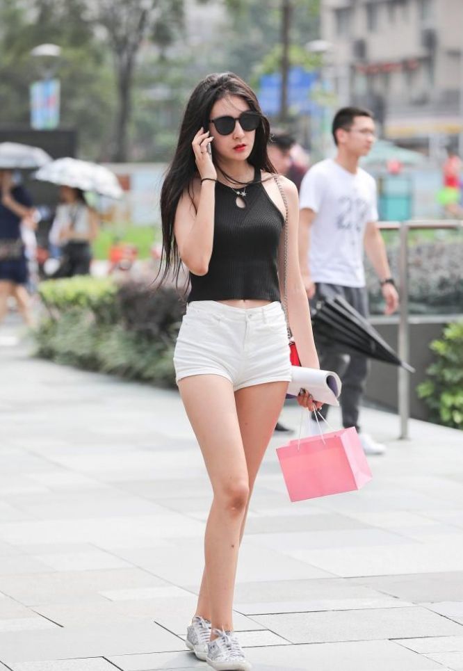 街拍:小姐姐笑容甜美,身材高挑,时尚感爆棚